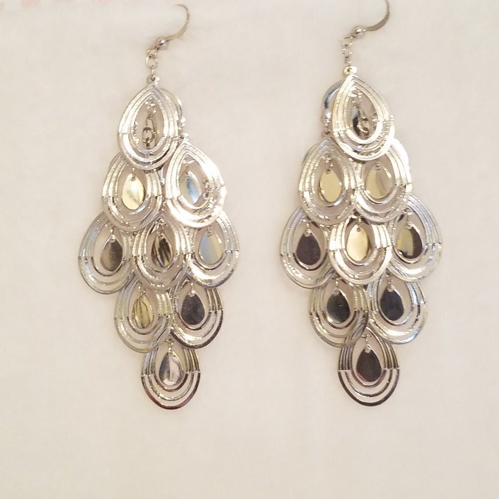 Free with $20 purchase 4" silver tear drop earrings. Nwt - Picture 1 of 5